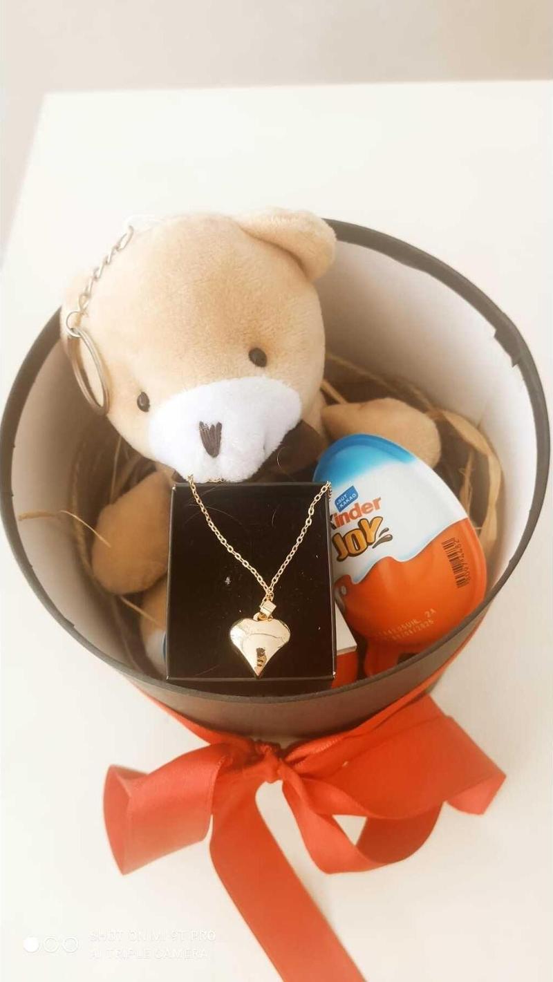 Sevgiliye Anneye Eşine Öğretmene Kutuda Ayıcık Kolye Ve Kinder Joy