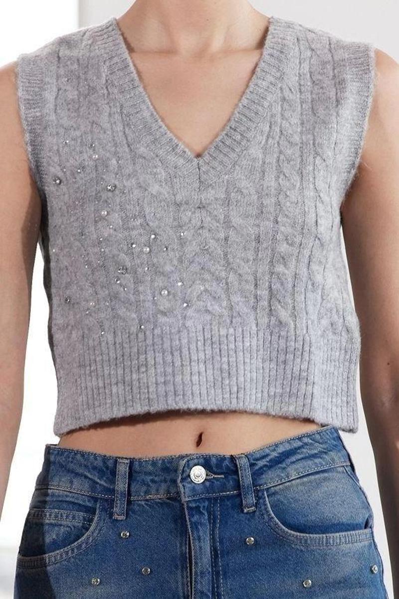 Stil Kadın Regular Standart Kol V Yaka Crop Yumuşak Dokulu İnci Detaylı Saç Örgülü Triko Süveter